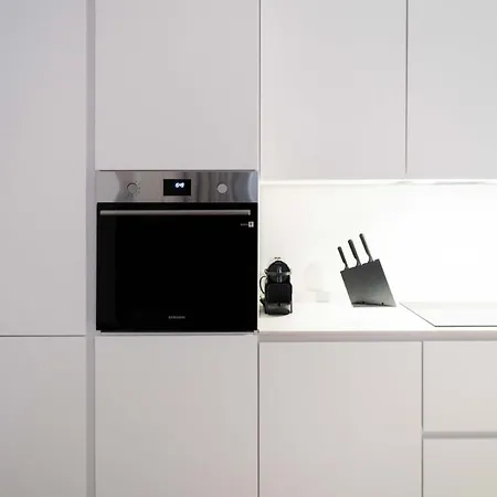 Spacious Getaway For 8 In Apartment