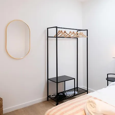 Apartment Spacious Getaway For 8 In